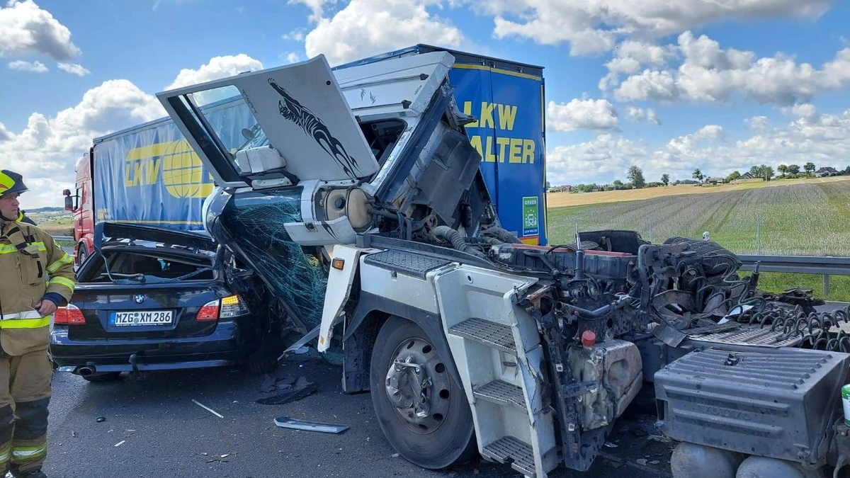 Na autostradzie A1 między węzłami Stanisławie i Rusocin zderzyły się dwie ciężarówki i osobówka. Nikt nie został ranny, ale zablokowany jest pas jezdni w stronę Łodzi. Ruch odbywa się pasem awaryjnym.



