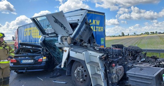 Na autostradzie A1 między węzłami Stanisławie i Rusocin zderzyły się dwie ciężarówki i osobówka. Nikt nie został ranny, ale zablokowany jest pas jezdni w stronę Łodzi. Ruch odbywa się pasem awaryjnym.



