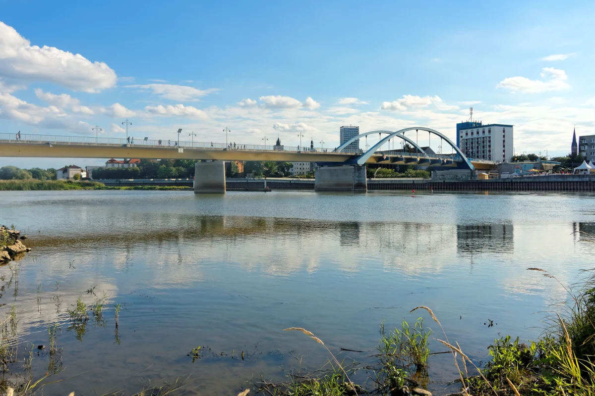 Ważne informacje dla kierowców jadących do Niemiec przez graniczne Słubice. Od dziś obowiązuje tam zmieniona organizacja ruchu. Ma to związek z korkami, które tworzą się z powodu kontroli prowadzonych przez niemieckich pograniczników.