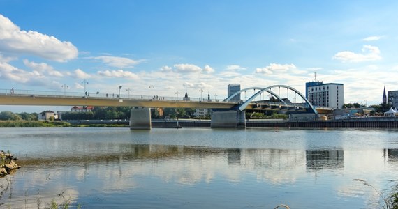 Ważne informacje dla kierowców jadących do Niemiec przez graniczne Słubice. Od dziś obowiązuje tam zmieniona organizacja ruchu. Ma to związek z korkami, które tworzą się z powodu kontroli prowadzonych przez niemieckich pograniczników.