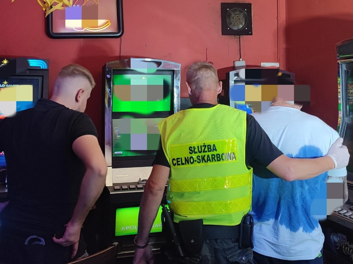 40 automatów do gier hazardowych, 50 tys. zł w gotówce oraz narkotyki przejęli policjanci z Oławy. Mundurowi zatrzymali również 38-latka, który posiadał kilka nielegalnych automatów - poinformowano w poniedziałek. Grozi za to m.in. kara 100 tys. zł. od jednego automatu lub do lat 3 więzienia.