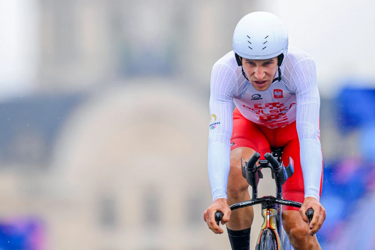 Michał Kwiatkowski wycofał się z kolarskiego wyścigu ze startu wspólnego igrzysk olimpijskich w Paryżu z powodów zdrowotnych. W sobotniej rywalizacji zastąpi go Stanisław Aniołkowski - poinformował Polski Komitet Olimpijski.