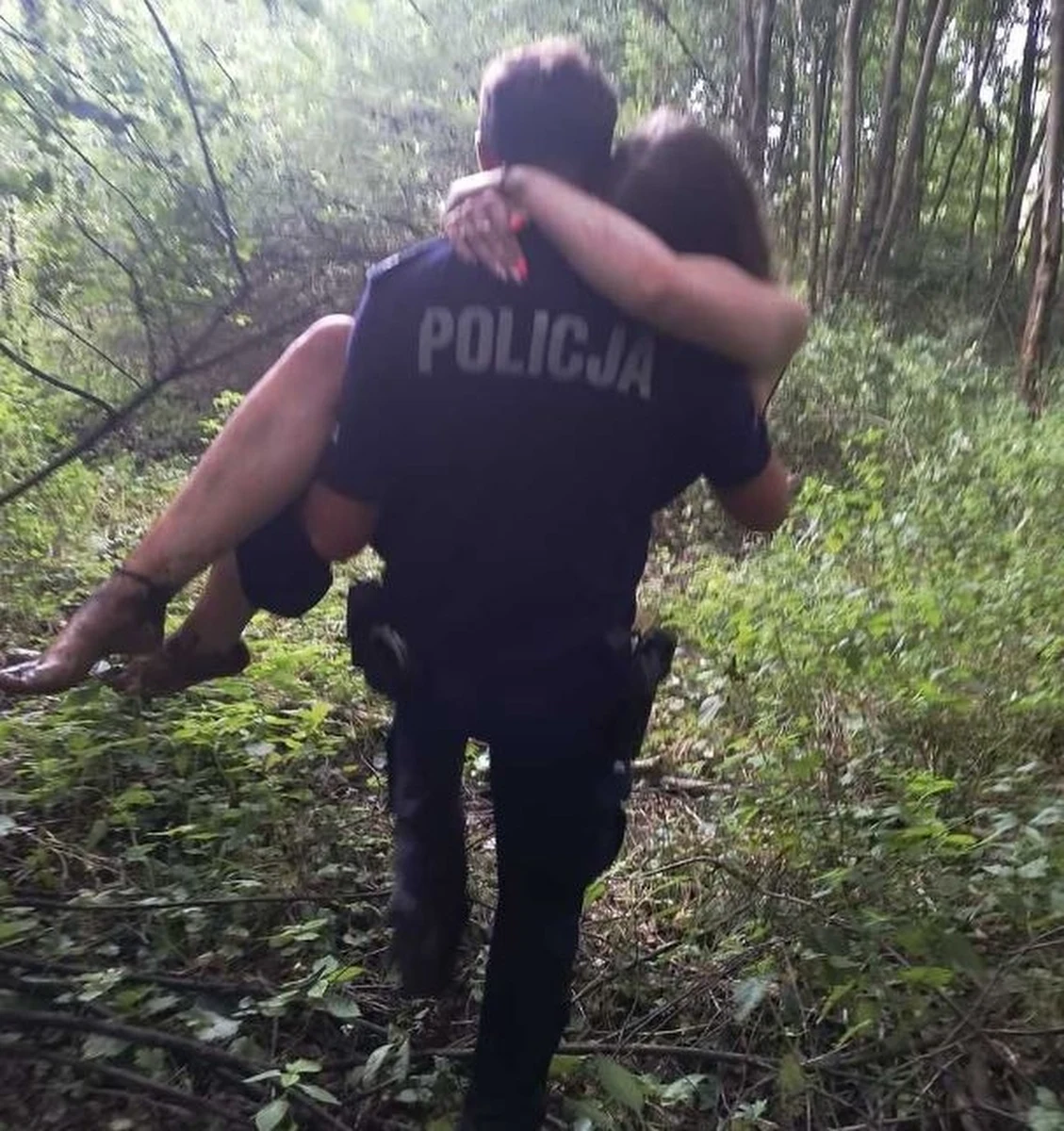 Policjanci z Ostrowca Świętokrzyskiego pomogli 22-latce, która zabłądziła w lesie i podczas wędrówki zgubiła w grząskim terenie buty.       