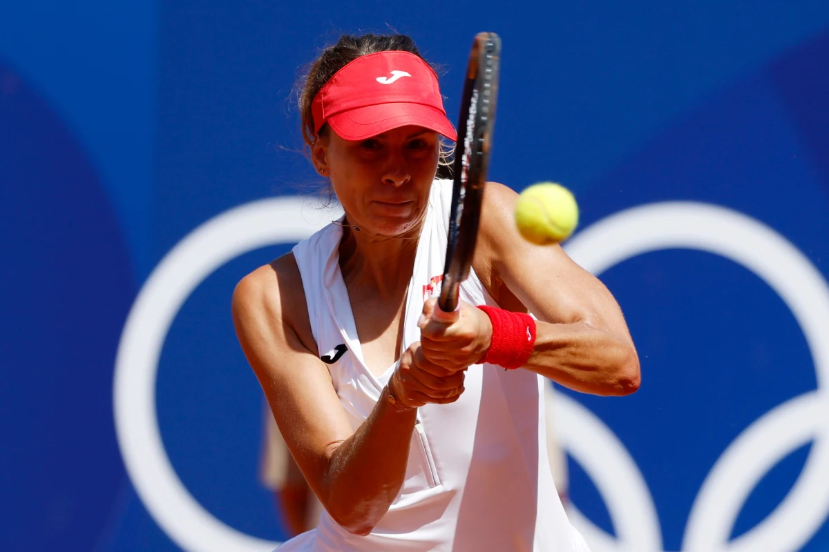 Magda Linette przegrała z rozstawioną z numerem czwartym Włoszką Jasmine Paolini 4:6, 1:6  w drugiej rundzie turnieju olimpijskiego na kortach ziemnych w Paryżu. Mecz trwał godzinę i 23 minuty. Jedyną polską tenisistką w 1/8 finału będzie Iga Świątek.