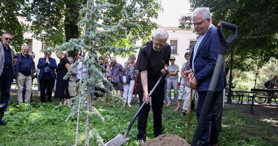 Symbolizujący długowieczność cedr podarowany ks. Adamowi Bonieckiemu z okazji 90. urodzin został posadzony w poniedziałek na krakowskich Plantach. Drzewko redaktor senior "Tygodnika Powszechnego" otrzymał od przyjaciół i współpracowników podczas obchodów jubileuszu w Muzeum Manggha.