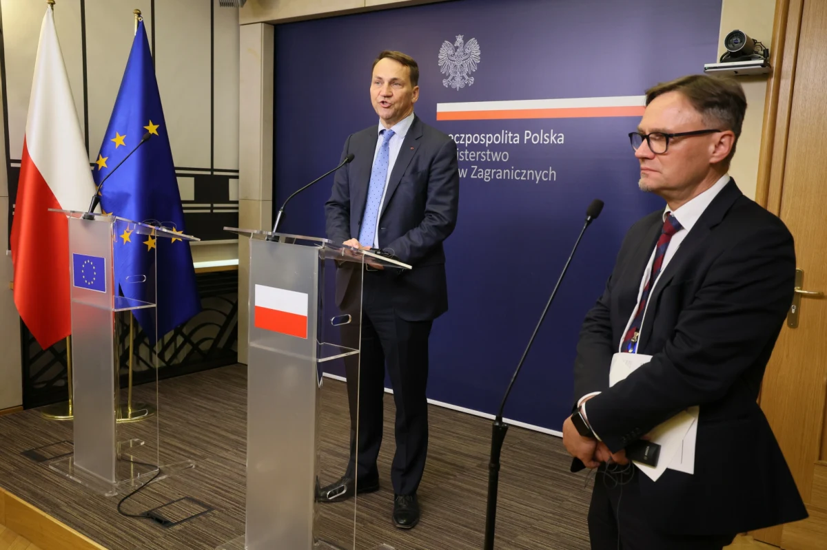 Polskie Ministerstwo Spraw Zagranicznych deklaruje gotowość do ewakuacji osób z polskim obywatelstwem i przebywających w potencjalnie zagrożonym rejonie na pograniczu izraelsko-libańskim. Rzecznik resortu twierdzi, że scenariusze ewakuacyjne zostały przećwiczone w gronie sojuszników NATO. Równocześnie kilka linii lotniczych odwołało w poniedziałek loty do i z Bejrutu. Wiele wskazuje na to, że odpowiedź Izraela na sobotni atak Hezbollahu zbliża się wielkimi krokami.