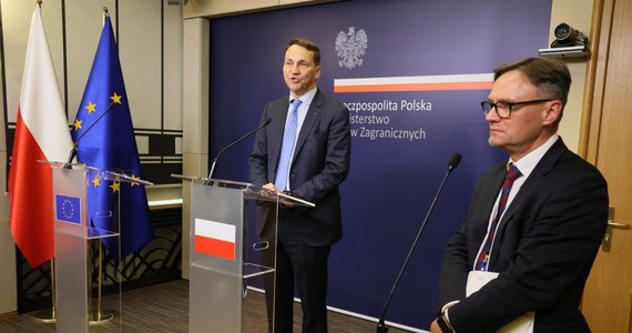 Polskie Ministerstwo Spraw Zagranicznych deklaruje gotowość do ewakuacji osób z polskim obywatelstwem i przebywających w potencjalnie zagrożonym rejonie na pograniczu izraelsko-libańskim. Rzecznik resortu twierdzi, że scenariusze ewakuacyjne zostały przećwiczone w gronie sojuszników NATO. Równocześnie kilka linii lotniczych odwołało w poniedziałek loty do i z Bejrutu. Wiele wskazuje na to, że odpowiedź Izraela na sobotni atak Hezbollahu zbliża się wielkimi krokami.