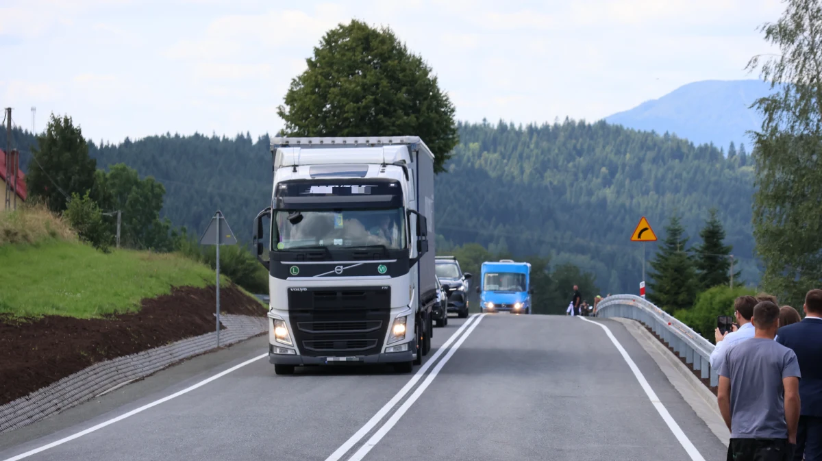 Wielka radość dla mieszkańców powiatu limanowskiego i wszystkich kierowców, którzy jeżdżą droga krajowa nr 28, między Mszana Dolną a Limanową. Po 14 miesiącach prac udało się ustabilizować osuwisko i naprawić jezdnię. Nie trzeba już nadkładać kilkudziesięciu kilometrów objazdami.