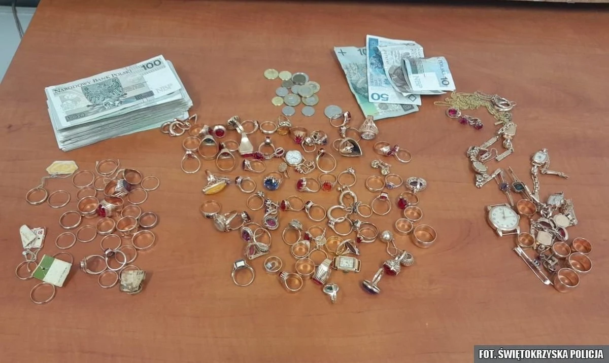 Policjanci odzyskali biżuterię i gotówkę wyłudzone od 79-letniej kielczanki. Oszust po ich odbiór pofatygował się na drugi koniec Polski. Wpadł z łupem w reklamówce. 