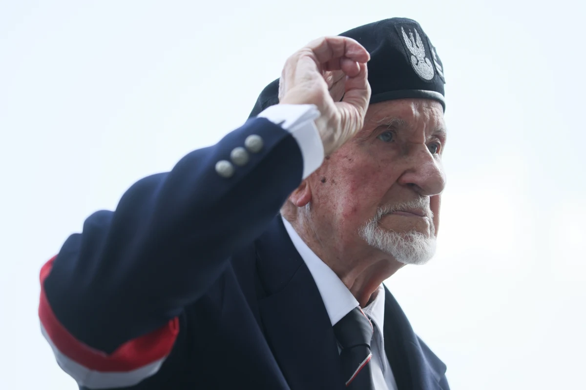 16 lat, 29 kilogramów, tyfus – tak prof. Leszek Żukowski, dziś major w stanie spoczynku, doczekał końca wojny. „Nie powinienem przeżyć”, mówi. 5 lat wcześniej – z Kutna, w którym się urodził – został z rodziną przesiedlony do Warszawy. Tam mieszkał w budynku zaraz przy bramie getta. W powstaniu warszawskim walczył przez 30 dni. Potem, prosto ze Starego Miasta został odesłany do obozu koncentracyjnego Flossenbürg. W kwietniu 1945 roku był z kolei ewakuowany przed frontem, marszem śmierci, do obozu koncentracyjnego Dachau. „Jak umarł mój tata, to moja mama siedziała na cmentarzu, a ja dostałem się ‘w złe towarzystwo’. Razem z chłopakami rzucaliśmy kamieniami” – tak prof. Żukowski ps. „Antek” tłumaczy, skąd umiał tak dobrze rzucać granatami w czasie powstania, które wspomina 80 lat po jego wybuchu w rozmowie z Magdaleną Olejnik z RMF FM.