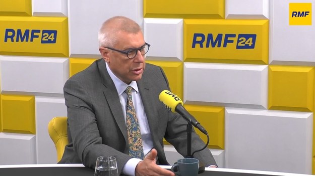 - Tomasz Mraz zabezpieczył swoje zeznania nagraniami, które są już zweryfikowane przez ABW. Nie były montowane - w ten sposób w Porannej rozmowie w RMF FM Roman Giertych skontrował słowa Marcina Romanowskiego, który twierdził, że nagrania Mraza zeznającego ws. Funduszu Sprawiedliwości były zmanipulowane.