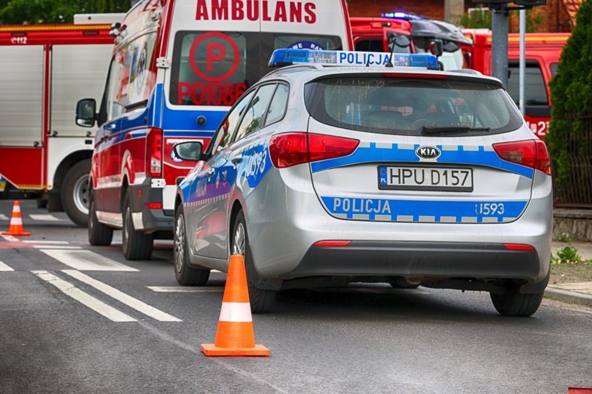 Dwie osoby zginęły w wypadku drogowym w powiecie krotoszyńskim w Wielkopolsce. Autem podróżowały łącznie trzy osoby, kierowca osobówki został przetransportowany LPR do szpitala.