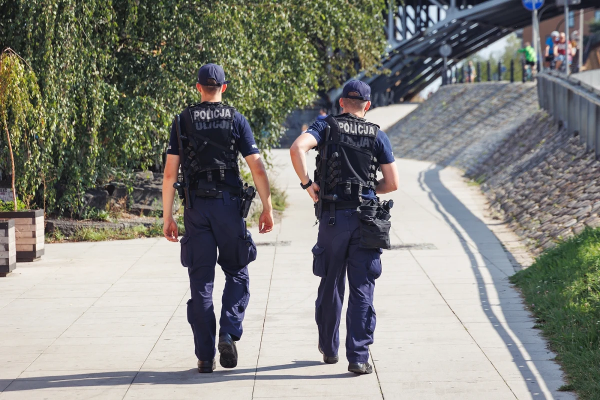 Kamery, które powinni nosić z przodu na mundurach szczecińscy funkcjonariusze prewencji i drogówki nie działały od końca kwietnia do 25 lipca. W poniedziałek poinformowano, że to z powodu awarii bazy danych. Komenda miejska zapewniła, że "przyczyny awarii są już trwale usunięte".