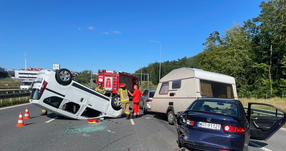 Karambol na ważnej drodze w Trójmieście. Auto dachowało