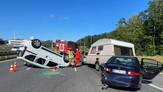 Karambol na ważnej drodze w Trójmieście. Auto dachowało