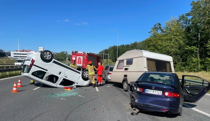 Karambol na ważnej drodze w Trójmieście. Auto dachowało