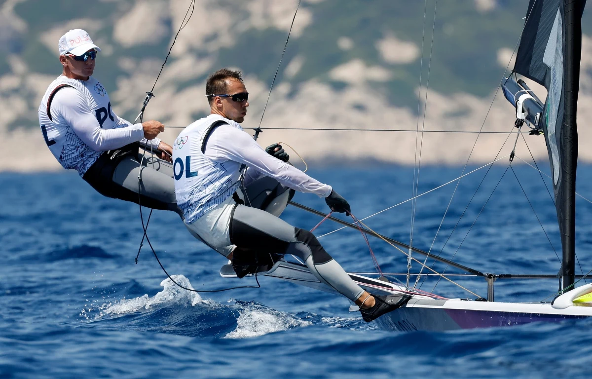 Dominik Buksak i Szymon Wierzbicki drugiego dnia olimpijskich regat w klasie 49er awansowali z 11. na dziewiąte miejsce. W klasie 49erFX Aleksandra Melzacka i Sandra Jankowiak zajmują 18. lokatę. Żeglarze rywalizują w Marsylii.