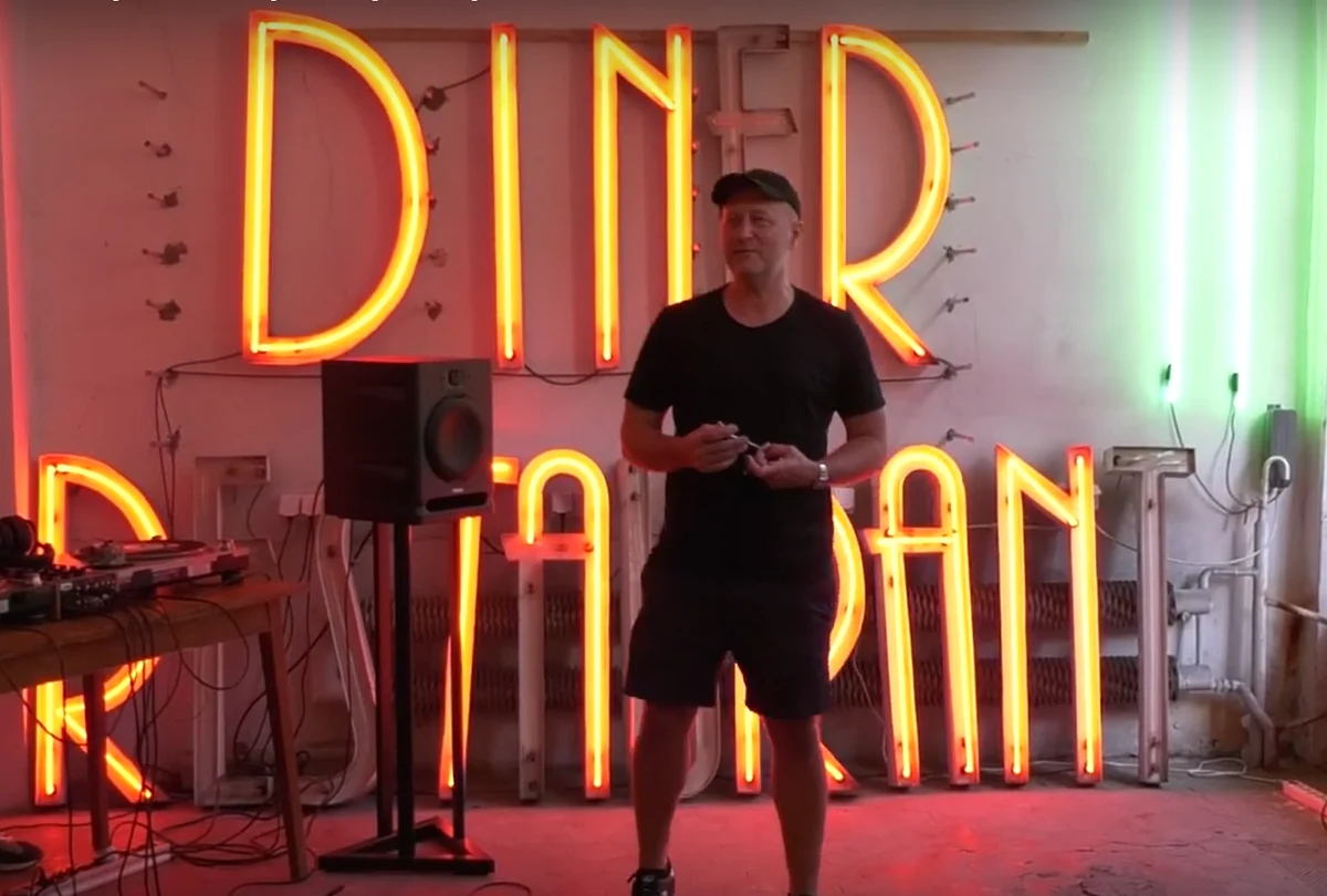 Stare, zapomniane i uszkodzone neony trafiają do pracowni Dominika Tokarskiego w Bytomiu. To tam odzyskują swój blask, a raczej... światło. 