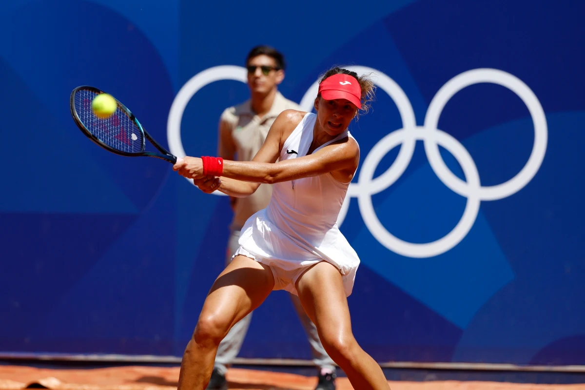 To nie był udany dzień dla Magdy Linette. Polska tenisistka odpadła z olimpijskiego turnieju singlistek, a wieczorem w parze z Alicją Rosolską przegrały w pierwszej rundzie debla z rozstawionymi z numerem siódmym Ukrainkami Martą Kostiuk i Dajaną Jastremską 4:6, 1:6.