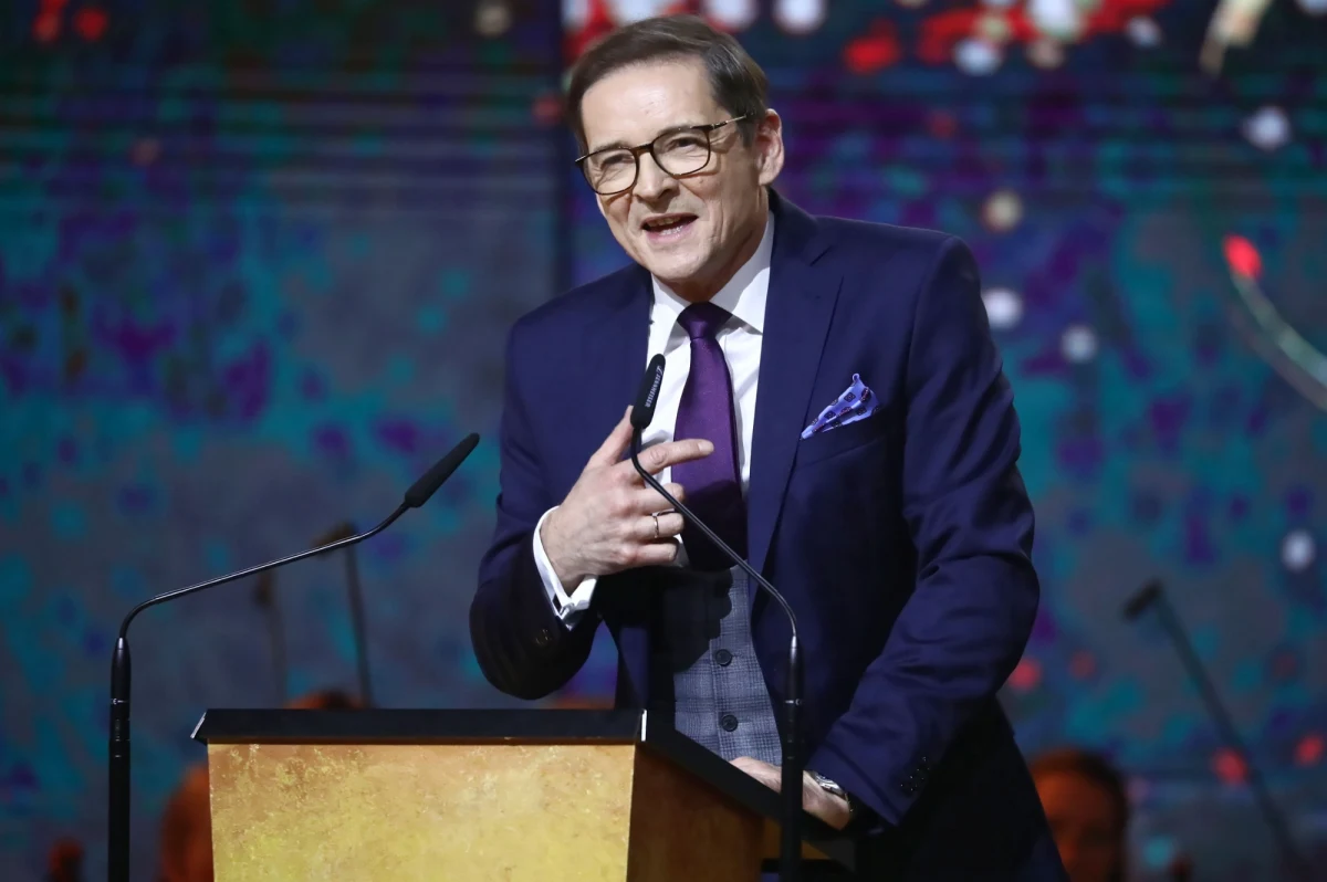 Przewodniczący KRRiT Maciej Świrski wszczął postępowanie wyjaśniające w związku z zawieszeniem przez TVP dziennikarza sportowego Przemysława Babiarza - poinformowano na stronie Krajowej Rady Radiofonii i Telewizji. Głos w sprawie dziennikarza zabrał też dyrektor TVP Sport Jakub Kwiatkowski.