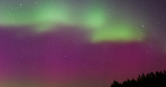 W nocy z wtorku na środę (z 30 na 31 lipca) nad Polską możemy spodziewać się wystąpienia zorzy polarnej, a także burz magnetycznych - poinformowało Centrum Badań Kosmicznych PAN. Centrum wyjaśnia, w jaki sposób obserwować niebo, aby dostrzec niezwykłe zjawiska.