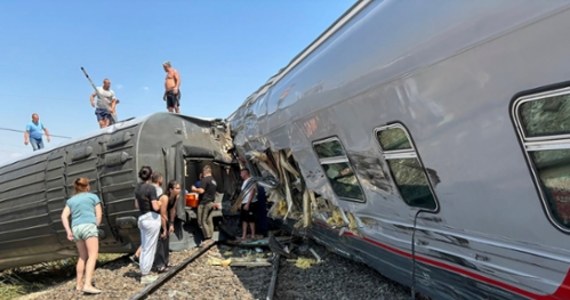 140 osób odniosło obrażenia, a 30 z nich trafiło do szpitali w wyniku wypadku pociągu relacji Kazań-Adler w obwodzie wołgogradzkim. Przyczyną wykolejenia się dziewięciu wagonów było zderzenie pociągu z ciężarówką, która wjechała na tory.