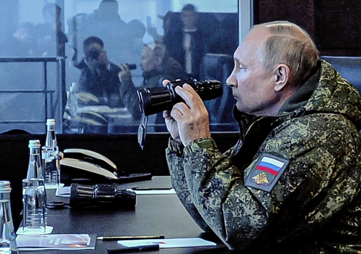 Trzy floty rosyjskiej marynarki wojennej - Północna, Pacyfiku i Bałtycka oraz Flotylla Kaspijska rozpoczęły manewry, w których bierze udział ok. 300 okrętów i 20 tys. marynarzy. Takie informacje przekazała agencja Reuters powołując się na agencje Interfax i TASS, które cytują komunikat rosyjskiego ministerstwa obrony.