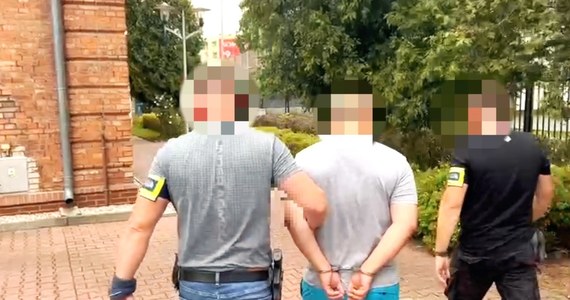 Stołeczni policjanci zlikwidowali w powiecie płońskim laboratorium, w którym wytwarzane były narkotyki. Zatrzymali trzech mężczyzn, a na rynek nie trafi ponad 710 kilogramów klefedronu.

