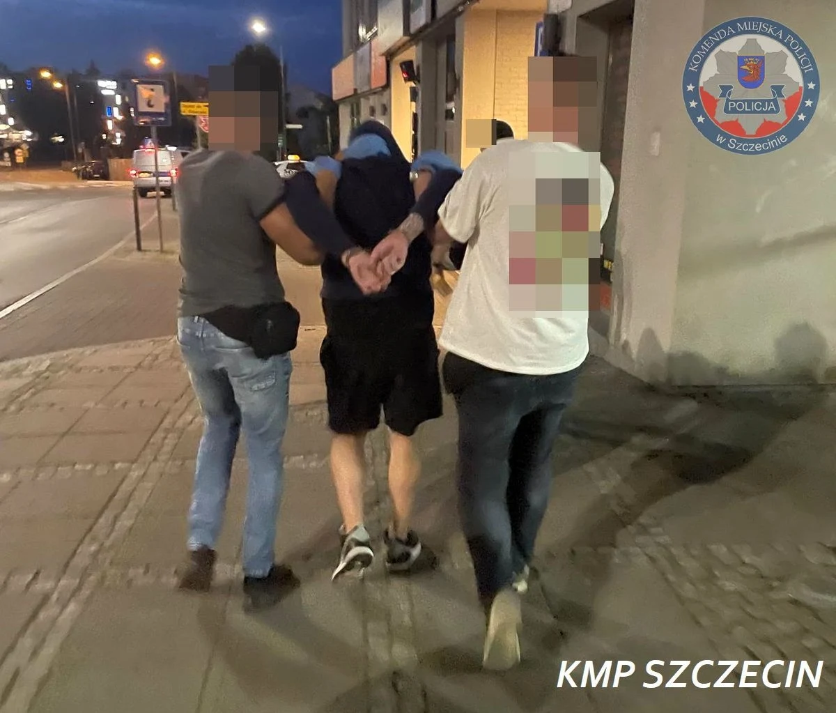 Kierowca, który w piątek w Szczecinie uciekał przed policjantami, został zatrzymany. Podczas pościgu doszło do zderzenia radiowozu z autobusem miejskim. Poszkodowanych zostało 11 osób, dziewięć z nich trafiło do szpitali.   