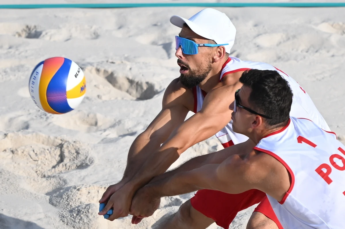 Siatkarze plażowi Michał Bryl i Bartosz Łosiak od zwycięstwa zaczęli rywalizację w grupie C olimpijskiego turnieju w Paryżu. We wtorek pokonali Australijczyków Thomasa Hodgesa i Zachery'ego Schuberta 2:0 (21:16, 21:16).