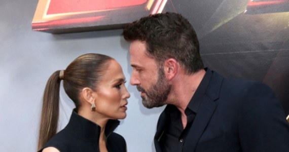 Nowe doniesienia zza oceanu wskazują, że Ben Affleck kupił luksusową rezydencję z pięcioma sypialniami i sześcioma łazienkami, która mieści się w prestiżowej dzielnicy Los Angeles. Za nowe lokum hollywoodzki aktor miał zapłacić 20 mln dolarów. Co ważne, nowy dom Affleck kupił sam. 