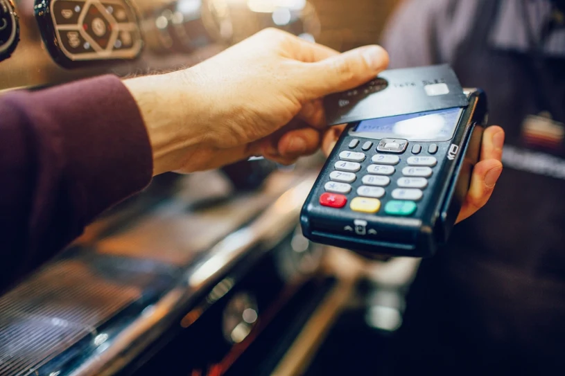 Płacisz kartą, zawsze patrz na terminal. Tak okradają klientów