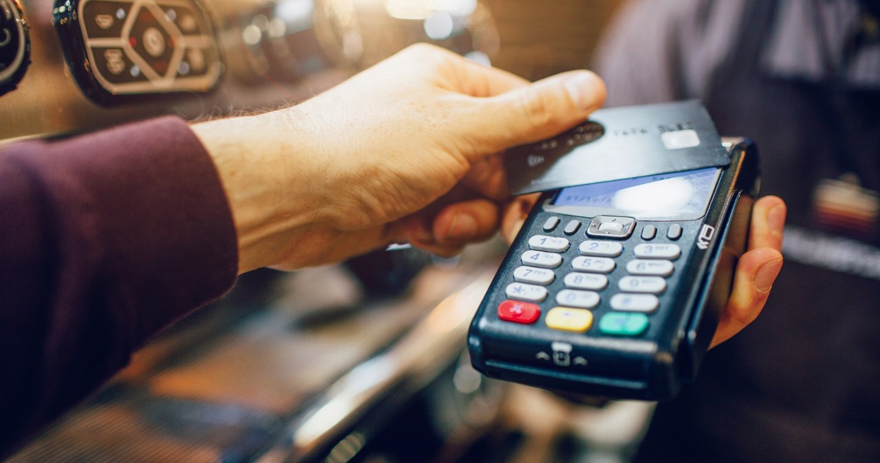 Płacisz kartą, zawsze patrz na terminal. Tak okradają klientów