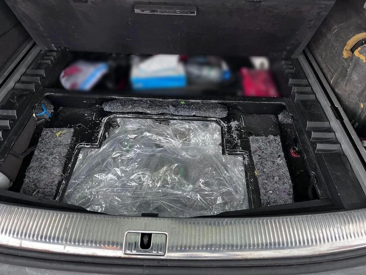 Policjanci z Gdańska zatrzymali młodego mężczyznę, który przewoził samochodem prawie 26 kg różnych narkotyków. Ukrył je w specjalnie przygotowanym schowku. Czarnorynkowa wartość zabronionych substancji to ok. 2,5 mln złotych.