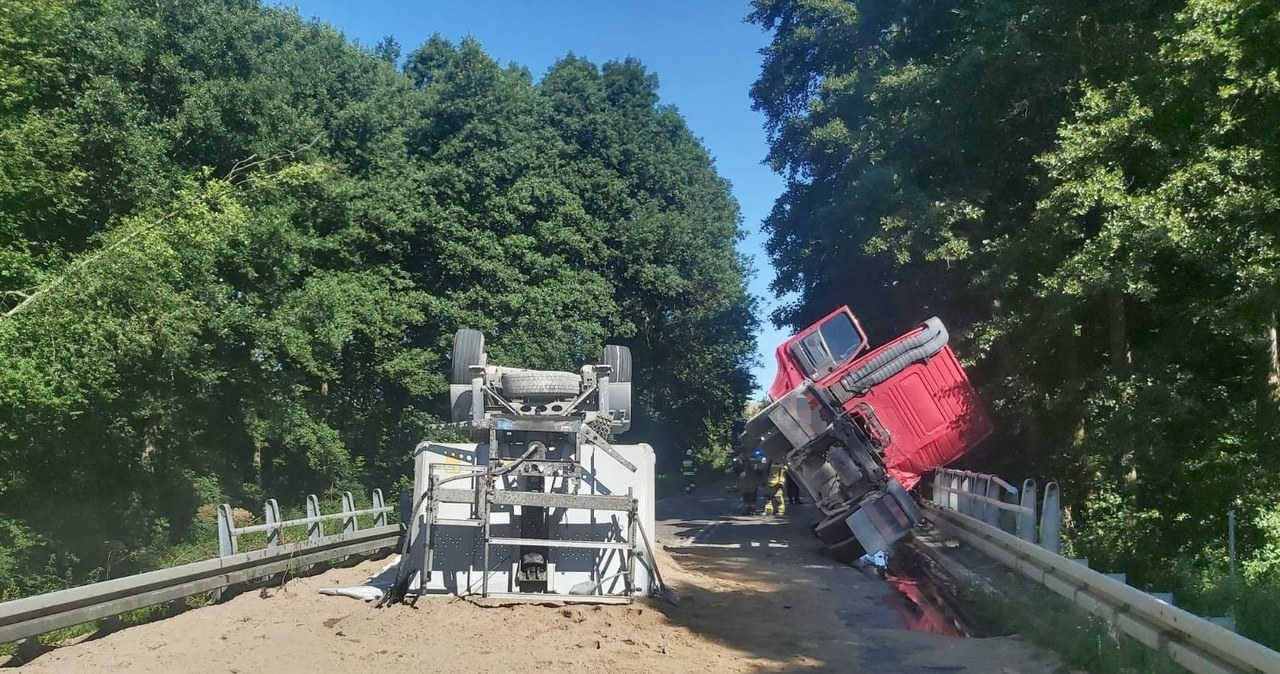  Ciężarówka przewróciła się na moście. Z naczepy wysypał się piasek