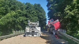 Chwile grozy na Pomorzu. Ciężarówka wywróciła się na moście