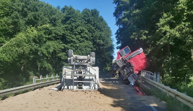 Chwile grozy na Pomorzu. Ciężarówka wywróciła się na moście