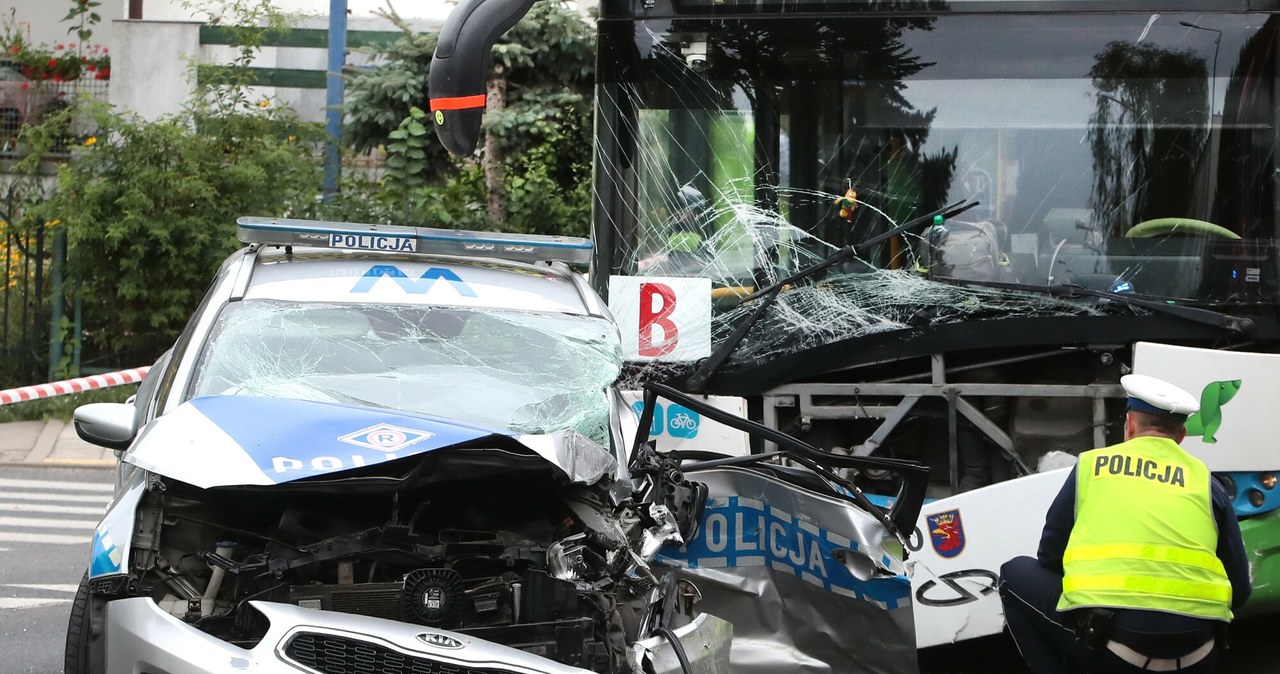  Policja ścigała recydywistę i uderzyła w autobus. Nowe fakty w sprawie