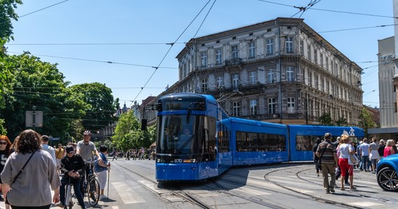 Ważne przypomnienie dla pasażerów komunikacji miejskiej w Krakowie. Zostały jeszcze tylko dwa dni by kupić bilet miesięczny w starej cenie! Od sierpnia przejazdy autobusami i tramwajami będą droższe. Od listopada z kolei znika stacjonarny punkt sprzedaży biletów przy ulicy Podwale.