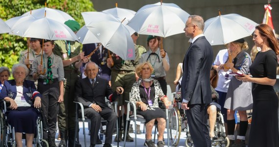 Prezydent Andrzej Duda podczas obchodów 80. rocznicy wybuchu Powstania Warszawskiego nadał odznaczenia państwowe uczestnikom tego zrywu. Powstańcy są świadectwem wolnej, niepodległej Polski, która istniejąc, pokazuje, że było warto. Dziękuję wam za to - powiedział.