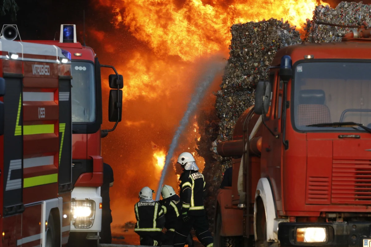 W okolicach popularnego wśród turystów miasta Split na południu Chorwacji wybuchł w nocy z poniedziałku na wtorek pożar - poinformował portal Dnevnik. W gaszenie pożaru, który wybuchł na wysypisku śmieci, zaangażowano ponad 140 strażaków, 40 wozów i pociąg strażacki.
