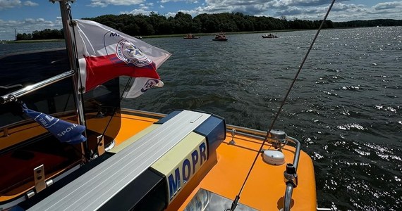 Dramat na Jeziorze Mikołajskim niedaleko Mikołajek. W pobliżu przesmyku Przeczka trwają poszukiwania dwóch osób - kobiety i mężczyzny, którzy pływali łodzią z małym dzieckiem. Akcja ma zostać wznowiona w środę o świcie.