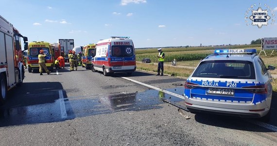 Tragiczny wypadek na autostradzie A4 w kierunku Wrocławia. W pobliżu Gliwic bus uderzył w tył samochodu ciężarowego. Jedna osoba zginęła na miejscu, a 8 zostało rannych. Życia jednej z nich nie udało się uratować.