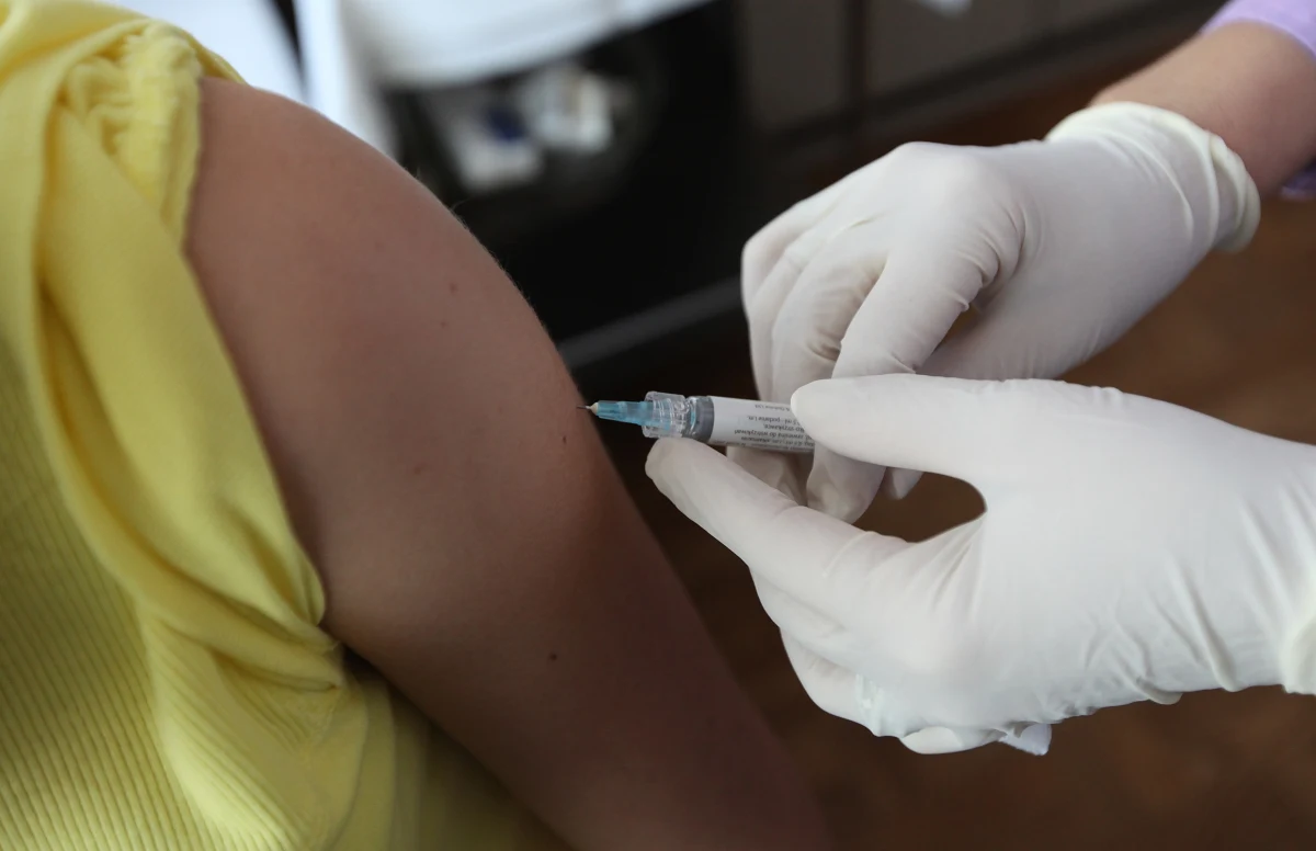 Przeciwko wirusowi HPV od 1 września będą szczepione w szkołach także 9- i 10-latki. Aktualnie dostęp do dwóch rodzajów szczepionek przeciwko wirusowi brodawczaka ludzkiego - dwuwalentnej i dziewięciowalentnej - w ramach powszechnego i dobrowolnego programu mają dziewczęta i chłopcy od 11. do 14. roku życia. Pozostałe dzieci - poza programem - mogą otrzymać receptę na refundowaną w 100 proc. szczepionkę dwuwalentną.