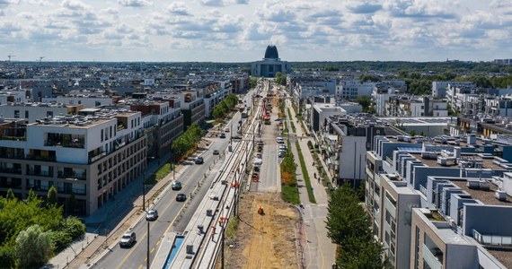 18-letni przypadkowy przechodzień został ranny w wypadku, do którego doszło przy budowie linii tramwajowej do Wilanowa. Operator dźwigu zahaczył o latarnię, a jedna z opraw oświetleniowych spadła w dół i uderzyła mężczyznę.          