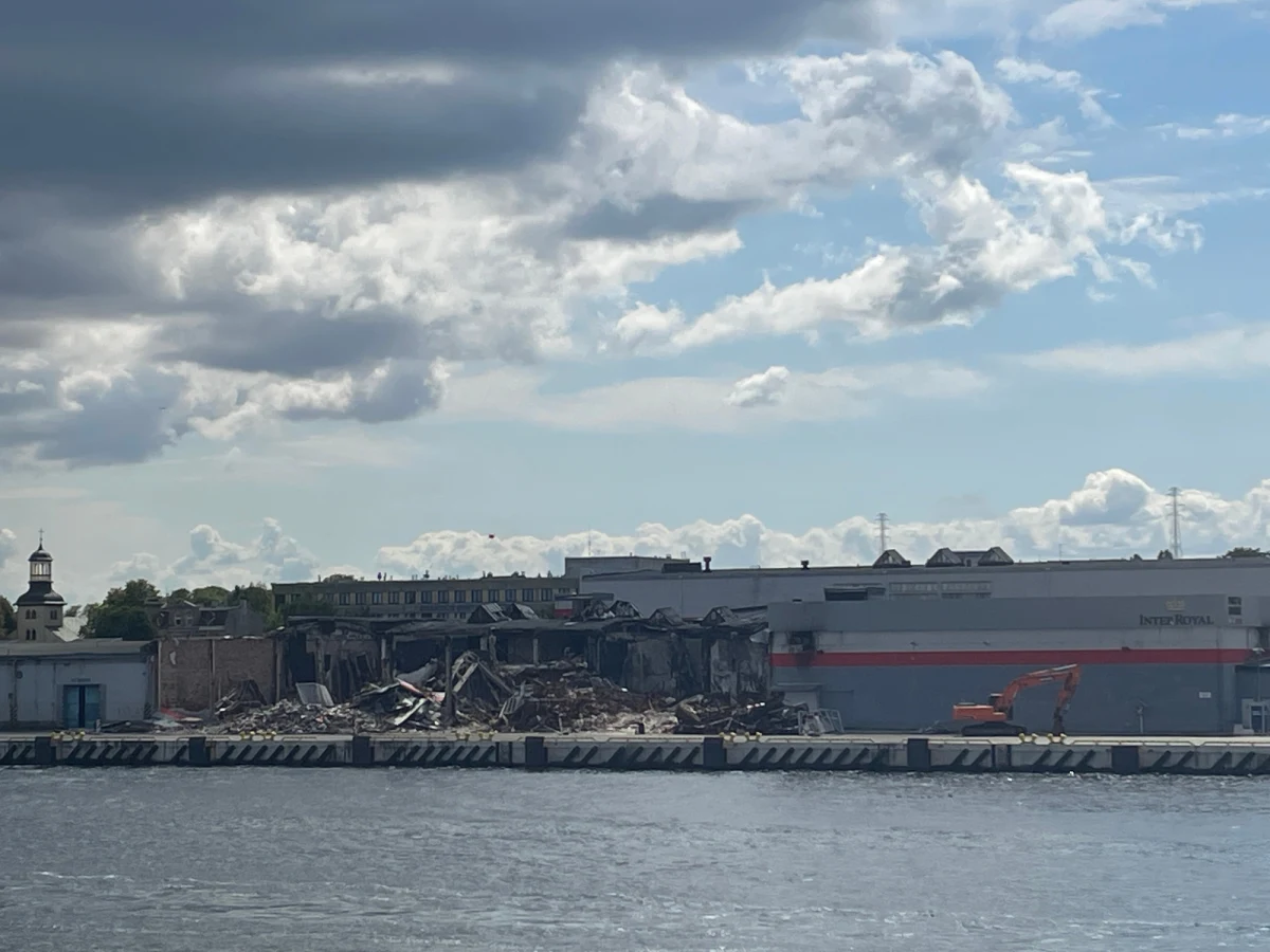 Trwa rozbiórka hali magazynowej w gdańskim Nowym Porcie, która spłonęła ponad dwa tygodnie temu. Dopiero po jej zakończeniu, śledczy z prokuratury i policji będą mogli dotrzeć w miejsce, które wstępnie wytypowali jako zarzewie ognia. 