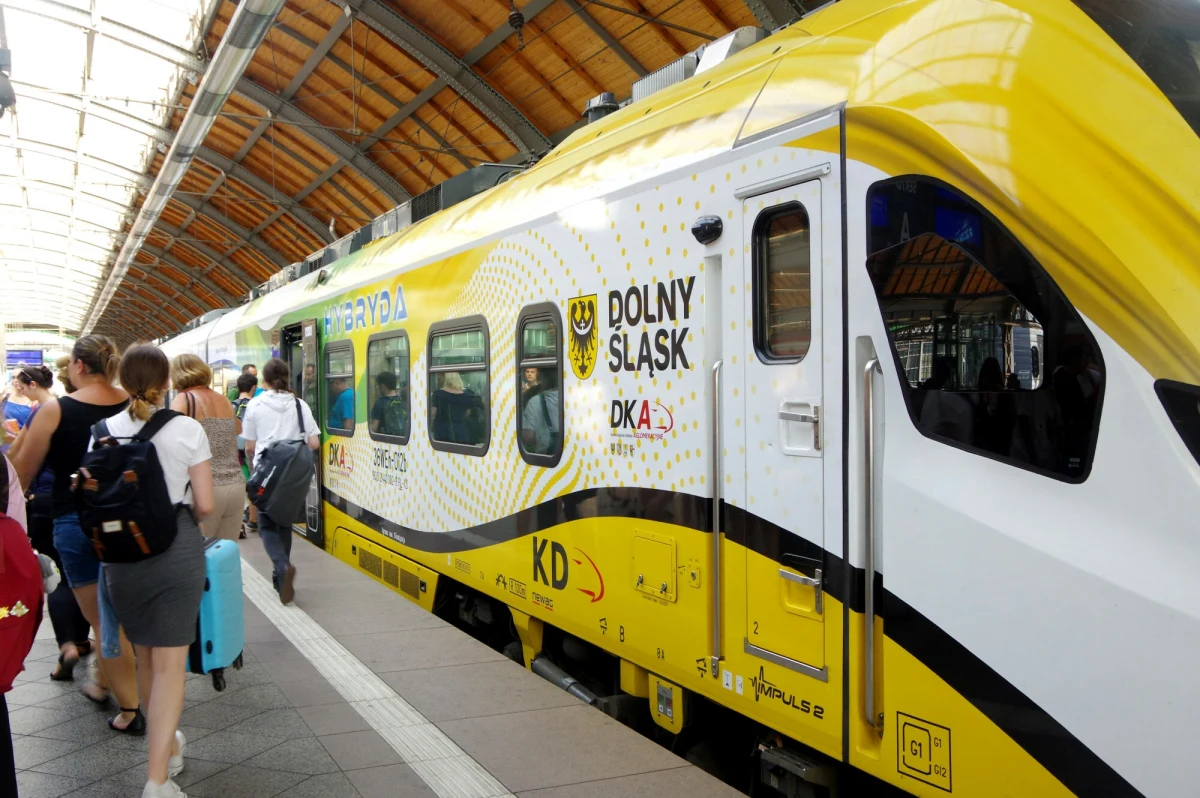 Pociągami Kolei Dolnośląskich i Polregio od 1 sierpnia będzie można podróżować po Wrocławiu na podstawie biletów MPK (co najmniej 24-godzinnych). Co istotne, młodzież szkolna oraz seniorzy powyżej 65. roku życia będą mogli korzystać z przejazdów pociągami Kolei Dolnośląskich i Polregio w obrębie miasta bezpłatnie. 