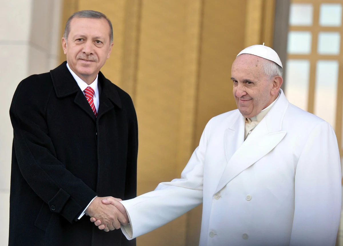 Ceremonia otwarcia igrzysk olimpijskich we Francji nie zbulwersowała jedynie świata chrześcijańskiego. Prezydent muzułmańskiej Turcji oświadczył, że sceny w Paryżu były "haniebne" i że zamierza w tej sprawie zadzwonić do papieża Franciszka.