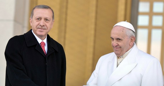 Ceremonia otwarcia igrzysk olimpijskich we Francji nie zbulwersowała jedynie świata chrześcijańskiego. Prezydent muzułmańskiej Turcji oświadczył, że sceny w Paryżu były "haniebne" i że zamierza w tej sprawie zadzwonić do papieża Franciszka.