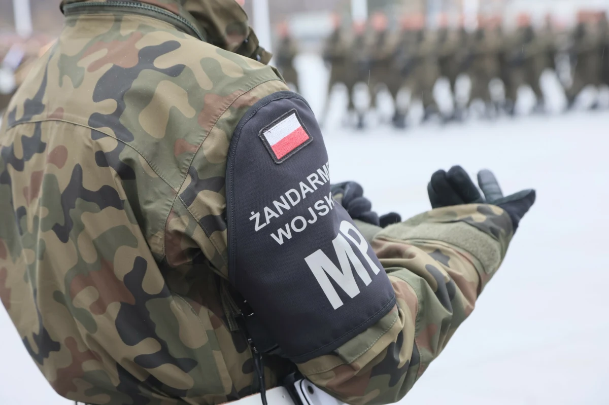 Serwis TVN24 informuje o zatrzymaniu przez Żandarmerię Wojskową pracownika Wojskowego Biura Historycznego i jednocześnie wykładowcy Akademii Sztuki Wojennej. U zatrzymanego służby miały zabezpieczyć nie tylko tysiące teczek personalnych żołnierzy ze służb specjalnych, ale także dziecięcą pornografię.